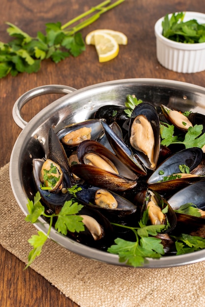 Foto gratuita close-up deliciosos mejillones con perejil