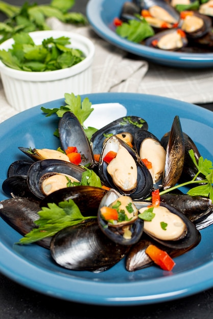 Close-up deliciosos mejillones con perejil