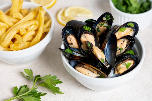 Close-up deliciosos mejillones con perejil