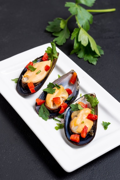 Close-up deliciosos mejillones con perejil