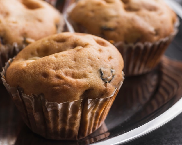Foto gratuita close-up deliciosos muffins en una bandeja