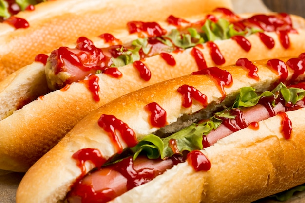 Close-up deliciosos perros calientes con ketchup