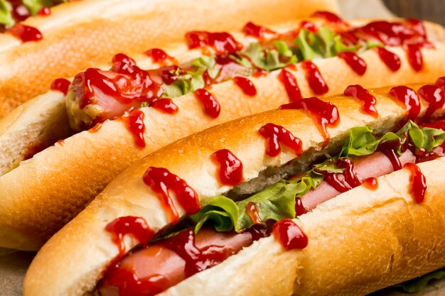 Close-up deliciosos perros calientes con ketchup