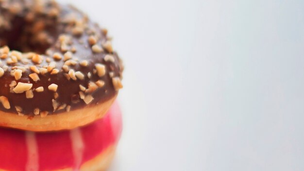 Close-up donut glaseado con espacio de copia