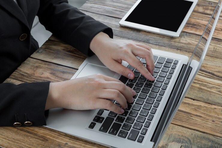 Photo Gratis close-up eksekutif menggunakan laptop