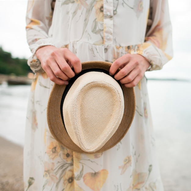 Close-up elegante mujer con sombrero de vacaciones