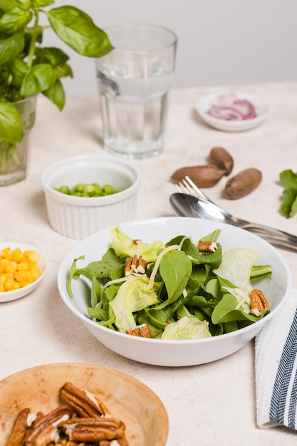 Close-up de ensaladera con nueces