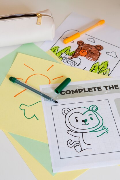 Close-up de escritorio para niños con dibujo y bolígrafos