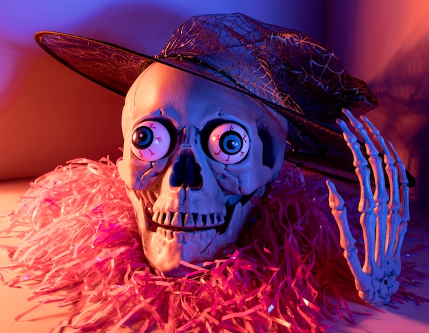 Close-up espeluznante esqueleto de halloween con confeti