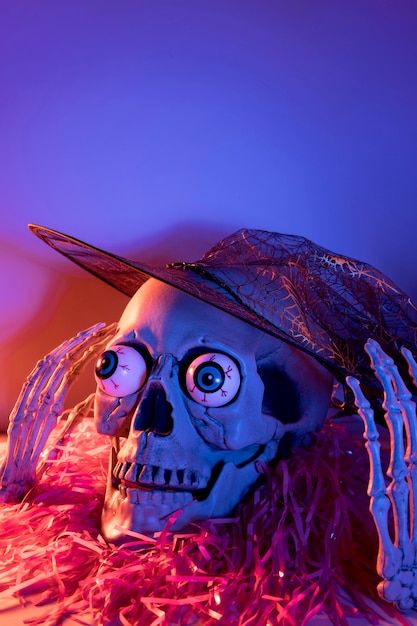 Close-up espeluznante esqueleto de halloween con confeti