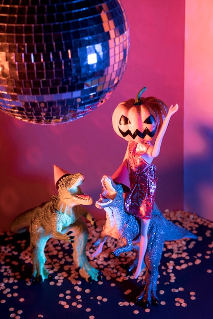 Close-up espeluznantes juguetes de halloween y bola de discoteca