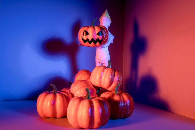 Close-up espeluznantes juguetes de halloween con calabazas