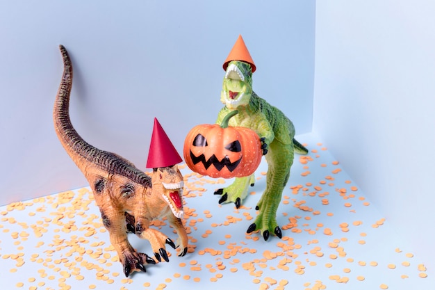 Foto gratuita close-up espeluznantes juguetes de halloween con confeti