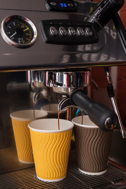 Close-up espresso vertiendo en tazas de café