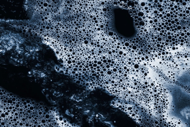 Close-up espuma blanca difusión con azul