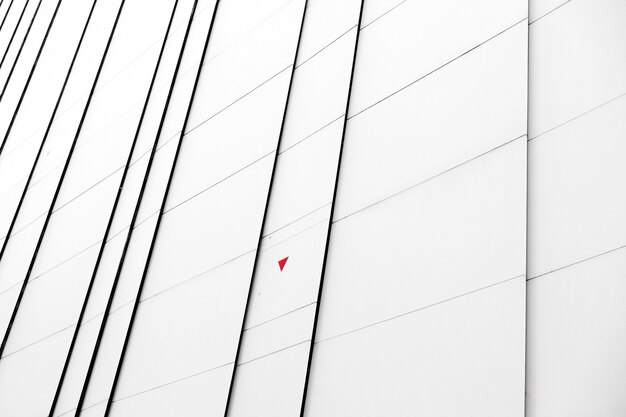 Close-up fachada blanca de un edificio moderno