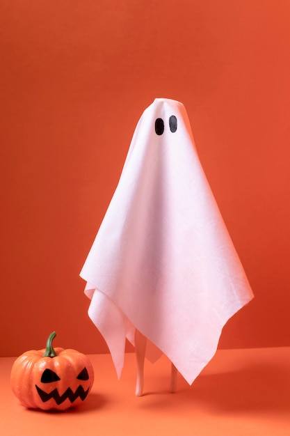 Foto gratuita close-up fantasma de halloween con calabaza