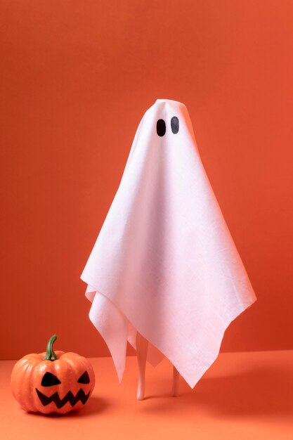 Close-up fantasma de halloween con calabaza