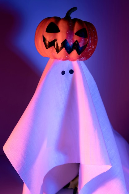 Close-up fantasma de halloween con calabaza