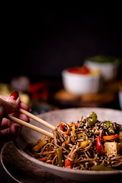 Close-up de fideos en un tazón con verduras