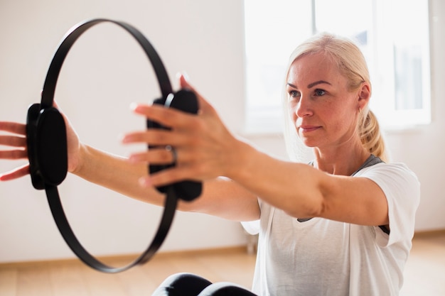 Foto gratuita close-up fit mujer haciendo ejercicio