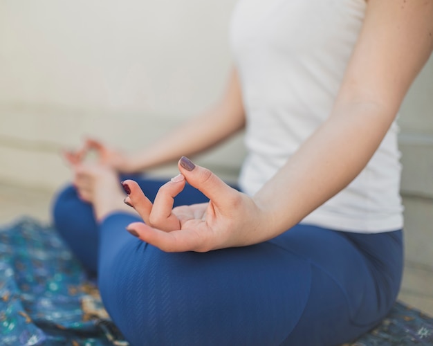 Close-up fit mujer practicando yoga