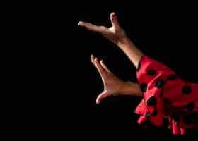 Foto gratuita close-up flamenca moviendo las manos sobre fondo negro