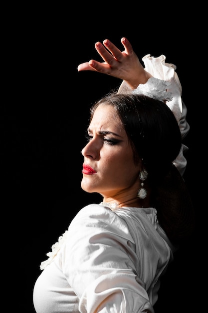 Close-up flamenca sosteniendo un brazo