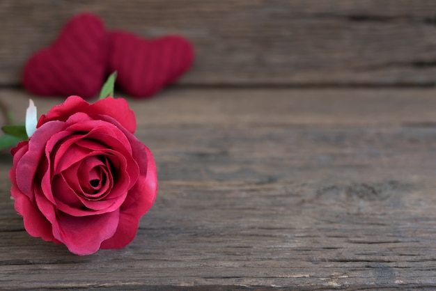 Close up de flor rosa roja en la mesa de madera rústica