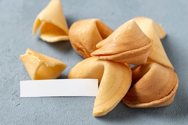Close-up fortune cookies con nota en blanco
