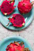 Foto gratuita close-up frutas exóticas frescas en la mesa