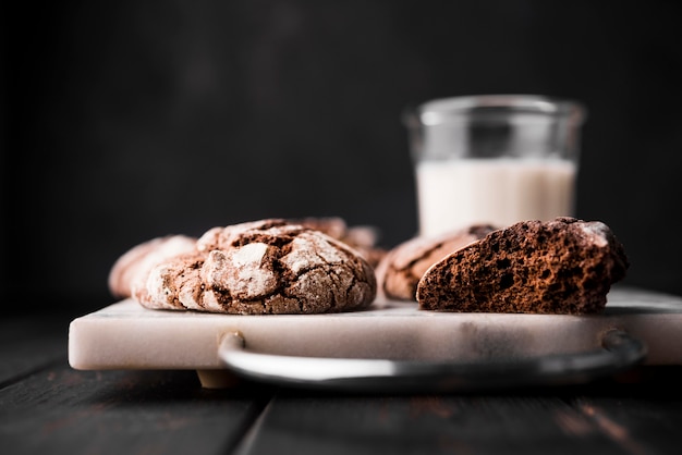 Close-up galletas de chocolate frescas listas para ser servidas