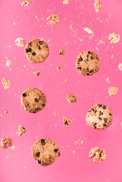 Close-up galletas de chocolate con nueces
