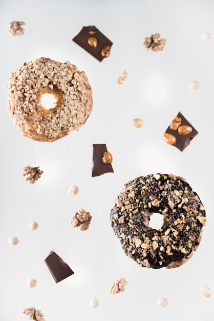 Foto gratuita close-up galletas de chocolate con nueces