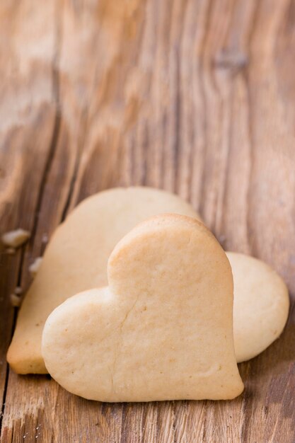 Close-up de galletas en forma de corazón con fondo de madera