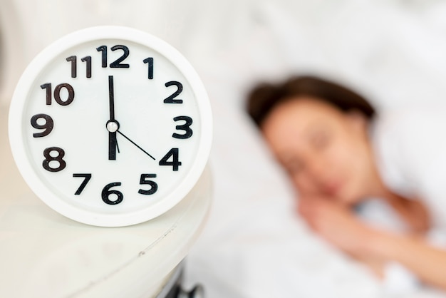 Close-up girl durmiendo con reloj