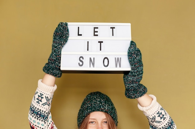 Foto gratuita close-up girl holding deja signo de nieve