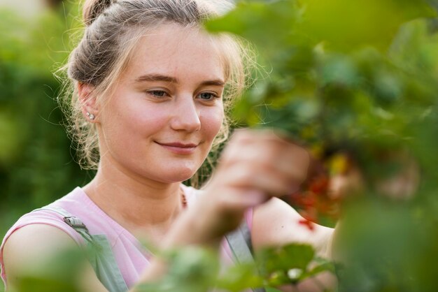 Close-up girl recogiendo frutas