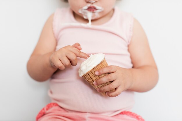 Close-up girl sosteniendo un helado