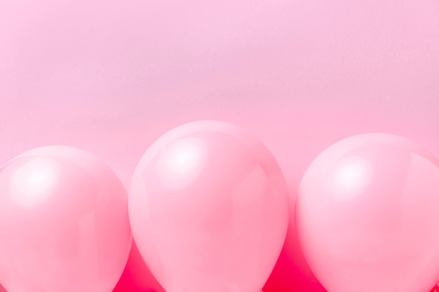 Close-up globos de color rosa en la mesa