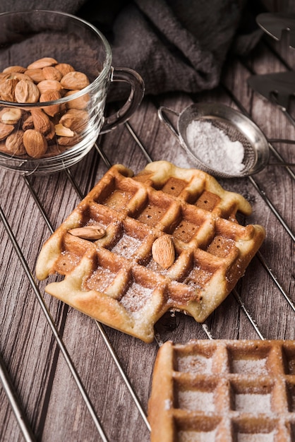 Close-up gofre belga con almendras