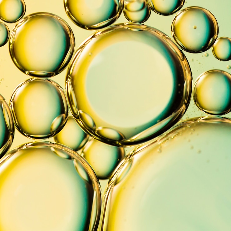 Foto gratuito close-up grandes gotas de aceite sobre un fondo abstracto de superficie de agua