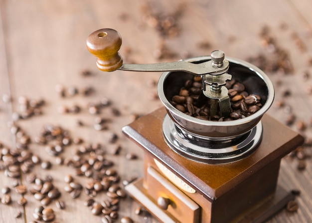 Close-up de granos de café con molinillo