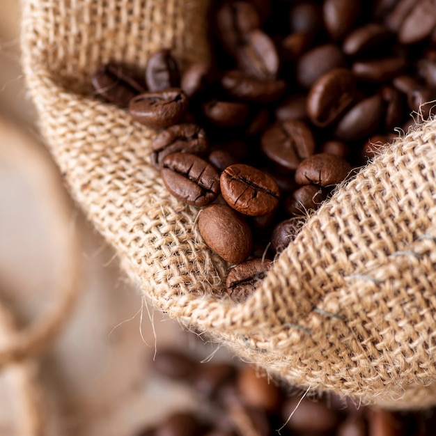 Close-up granos de café en saco de arpillera