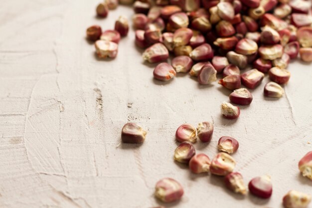 Close-up granos de maíz rojo en la mesa