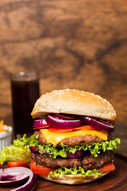 Close-up de hamburguesa en bandeja de madera