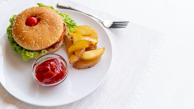 Close-up hamburguesa con papas fritas