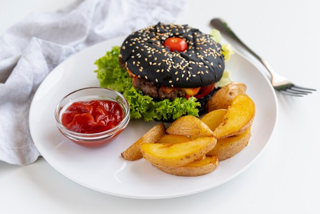 Close-up hamburguesa con papas fritas