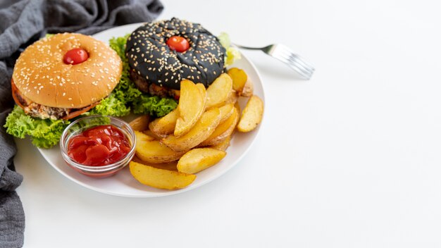 Close-up hamburguesas con papas fritas