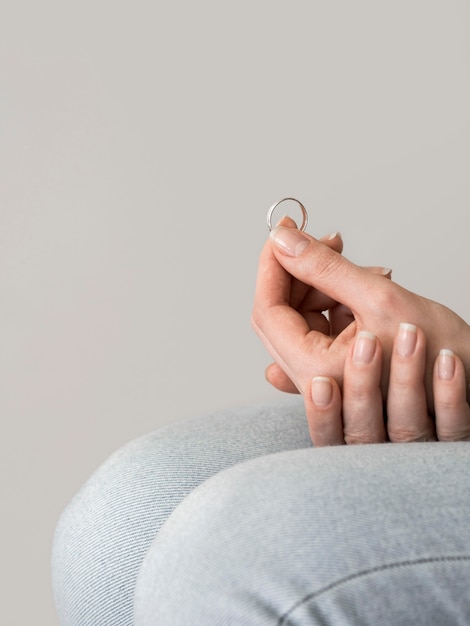 Foto gratuita close-up hembra con anillo marrige